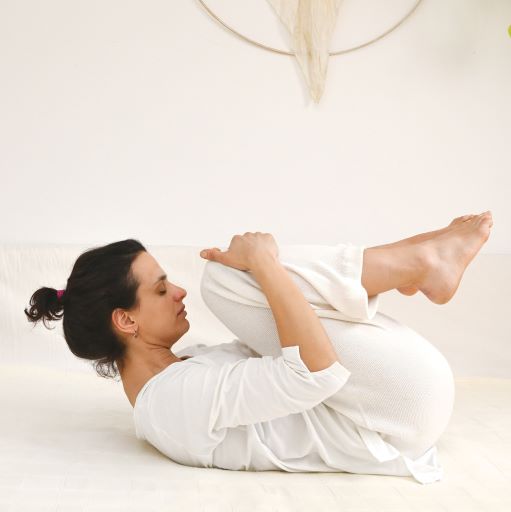 Frau macht Beckenbodenübung: Das Ei unter der Brücke