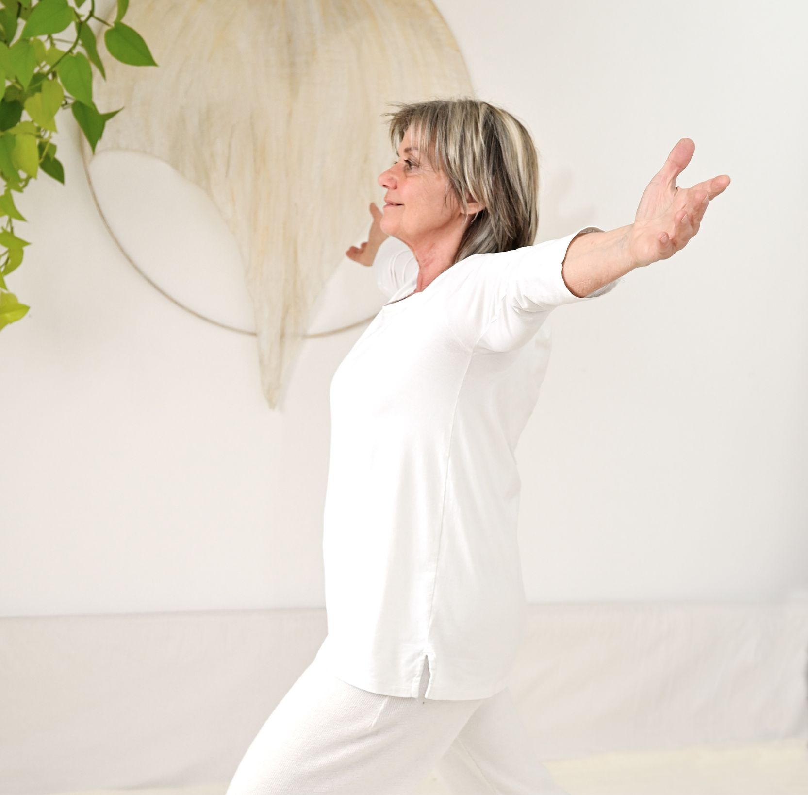 Bali Schreiber macht Beckenbodenübung im Stehen