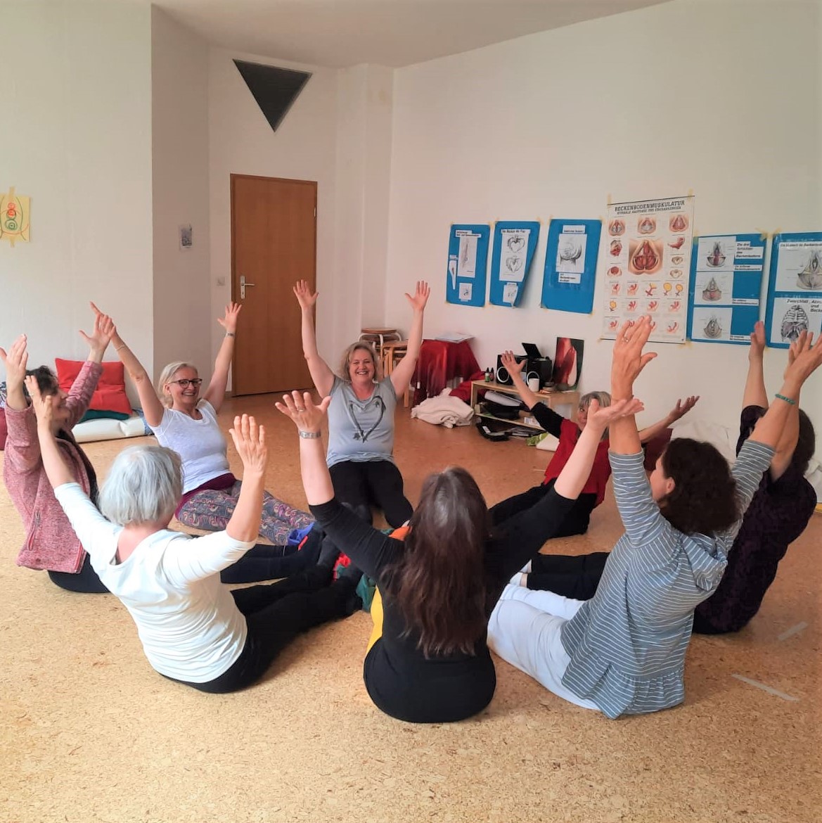 BeYo-Gruppe macht Übungen im Kreis