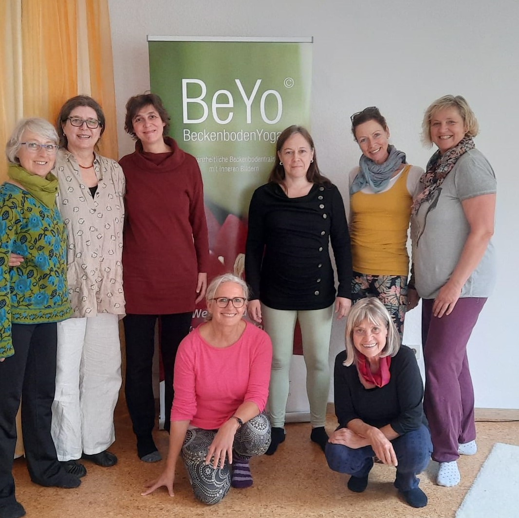BeYo Beckenbodentrainingsgruppe vor RollUp von und mit Bali Schreiber